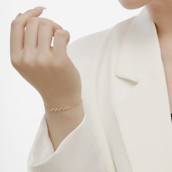 Nature's Elegance Leaf Pendant Bracelet in 18k Gold Plated Sterling Silver - Picture 4 of 4